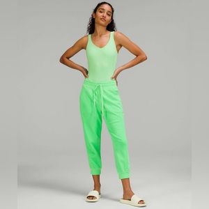 Lululemon cropped scuba jogger 6 NEON GREEN